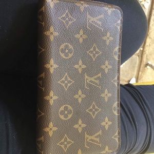 Authentic Louis Vuitton zippy wallet.